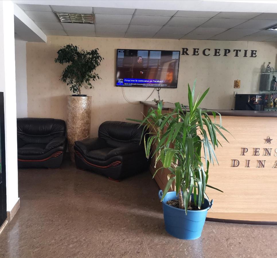 Hotel Dinastia Питешти Экстерьер фото