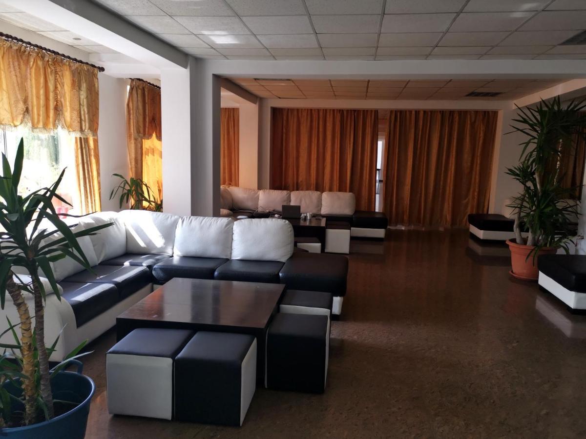 Hotel Dinastia Питешти Экстерьер фото