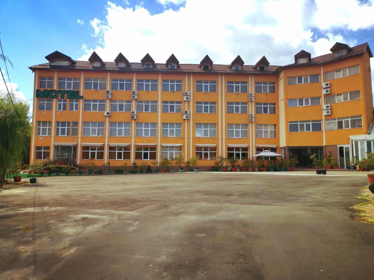 Hotel Dinastia Питешти Экстерьер фото