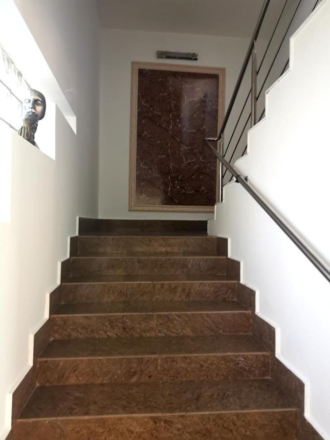 Hotel Dinastia Питешти Экстерьер фото