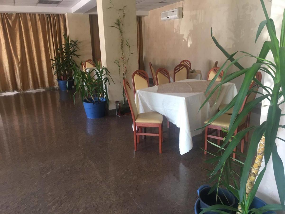 Hotel Dinastia Питешти Экстерьер фото