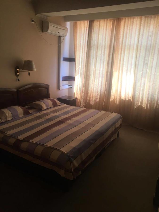 Hotel Dinastia Питешти Экстерьер фото